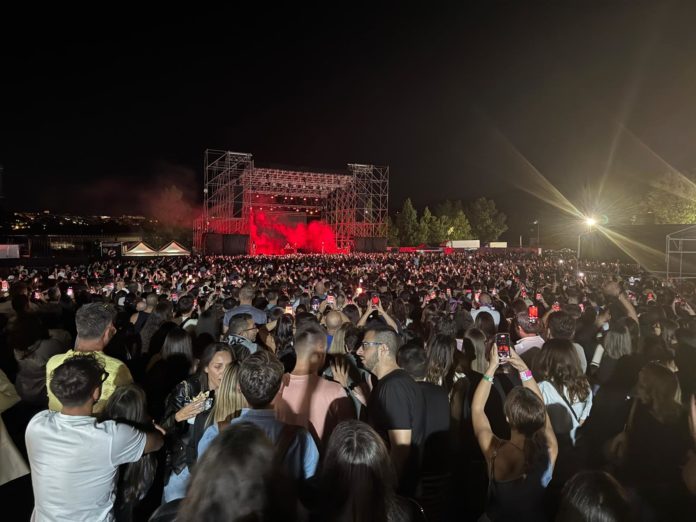 Scippano collanine durante il concerto di Geolier, 4 giovani denunciati