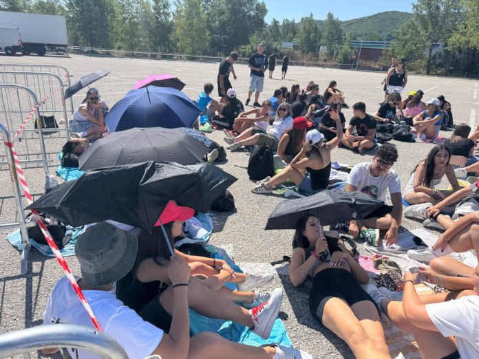 Geolier, decine di fan in attesa