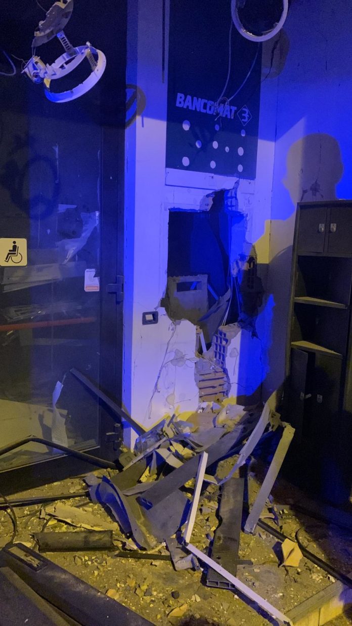 Larino, assalto nella notte al bancomat Bper: esplosioni e fuga rocambolesca dei ladri