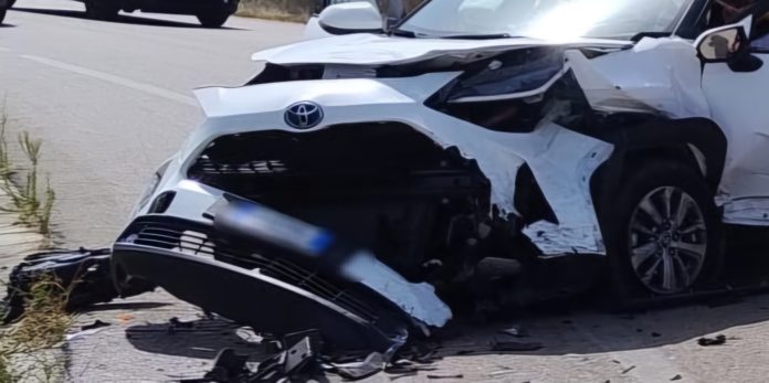 Violento scontro tra due auto, ferite lievi per una donna