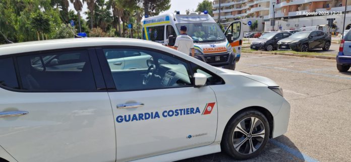 Bagnino in aiuto di un uomo risente dello sforzo eccessivo, controllato dai soccorritori