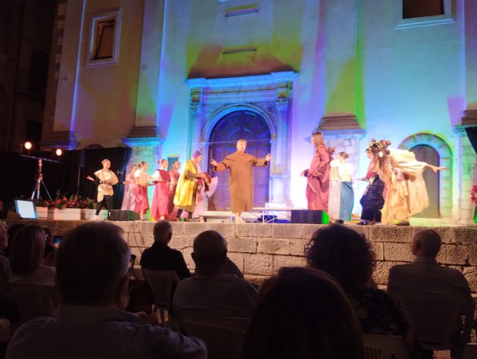 “Andiamo” verso la bellezza della cultura: ovazione per lo spettacolo portato in scena a Trivento dagli Amici del Teatro