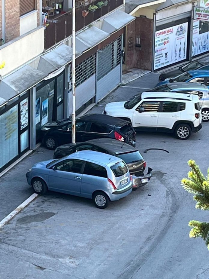 Campobasso, con Suv danneggia auto e portone di un negozio e poi scappa. L’appello del commerciante
