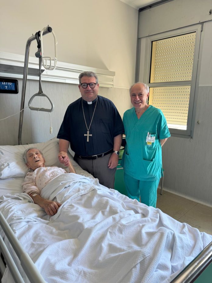 Vittima di un incidente durante la processione di San Basso: operata a 98 anni, è già in piedi