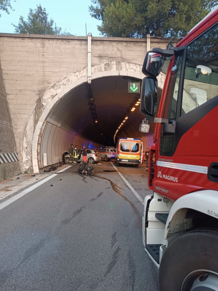 Tangenziale Campobasso, auto finisce contro muro all’ingresso della galleria: uomo ferito e portato in ospedale