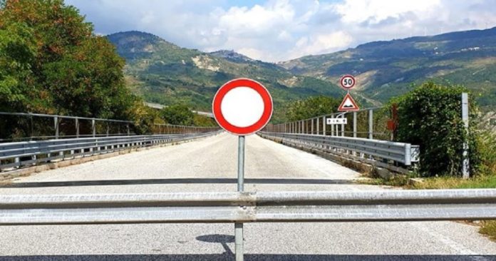 Incredibile incidente sul Ponte Sente: 44enne si schianta contro le barriere ponte sente
