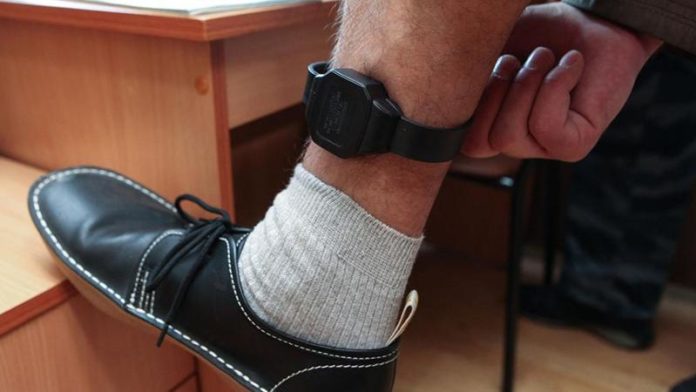 Lo stalker continua a perseguitarla: “Il braccialetto elettronico non funziona” stalker braccialetto elettronico