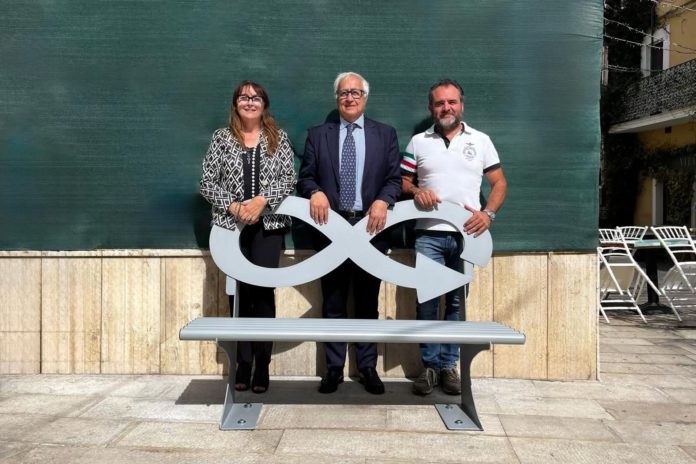 Arriva a Termoli la panchina Steelosa promossa da Ricrea, nuovo simbolo del ciclo infinito dell’acciaio