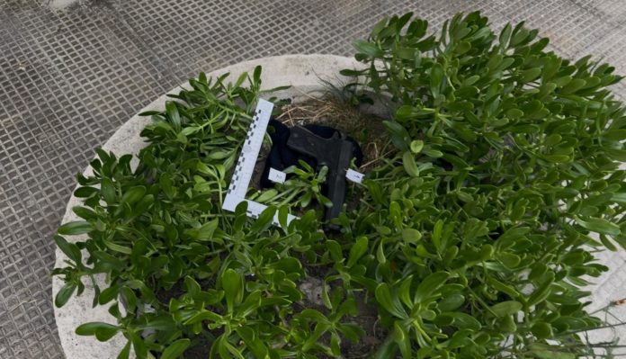 Rapina al supermercato a Campobasso, trovati passamontagna e pistola in una fioriera