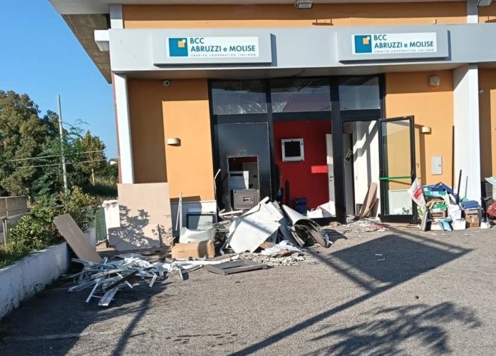 Ennesima esplosione, ignoti fanno saltare in aria il bancomat della Bcc di via Corsica a Termoli
