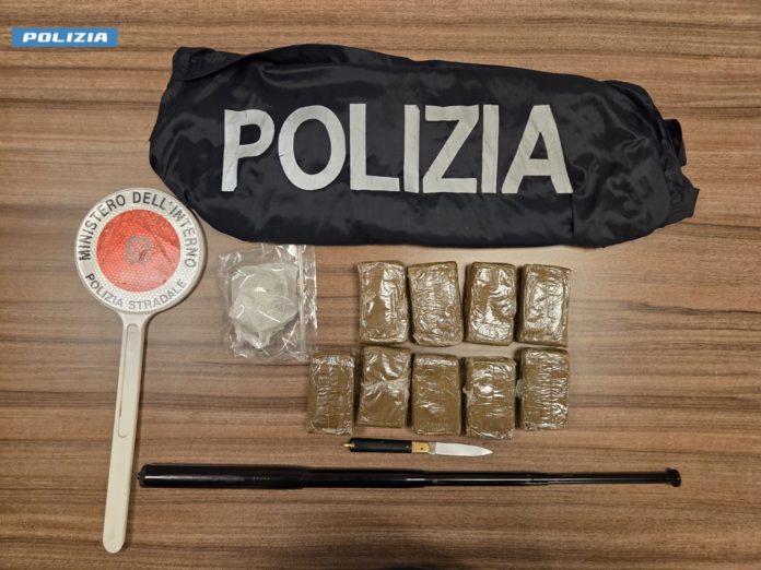 Arrestato in autostrada con 1 kg di hashish: alla guida senza patente