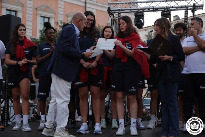 Basket, A1, la Molisana Magnolia, presentazione tra luci, colori e passione. In pieno centro a Campobasso alla presenza delle autorità e dei tifosi rossoblù che hanno fatto sentire il loro calore