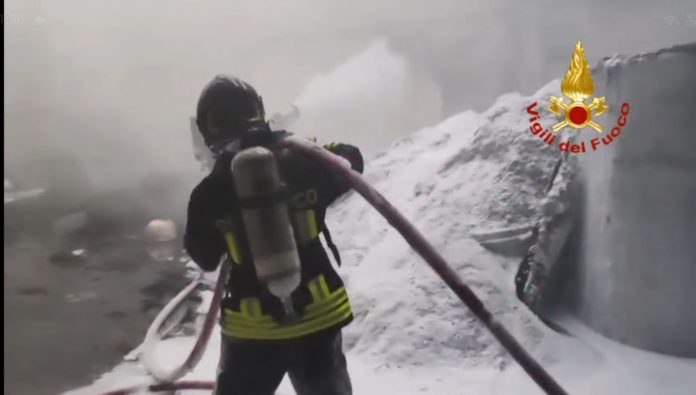 Termoli: incendio in uno stabilimento del nucleo industriale. Sul posto diverse squadre dei Vigili del Fuoco