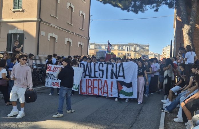 Un fiume umano attraversa Termoli: “Palestina libera! No al genocidio”
