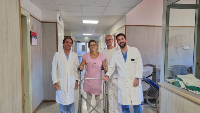 Intervento simultaneo all’anca eseguito al Cardarelli, paziente in piedi dopo poche ore