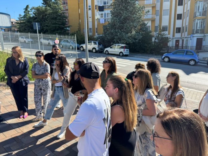 Scuola di via Berlinguer: genitori protestano, tensione durante l’incontro con la sindaca