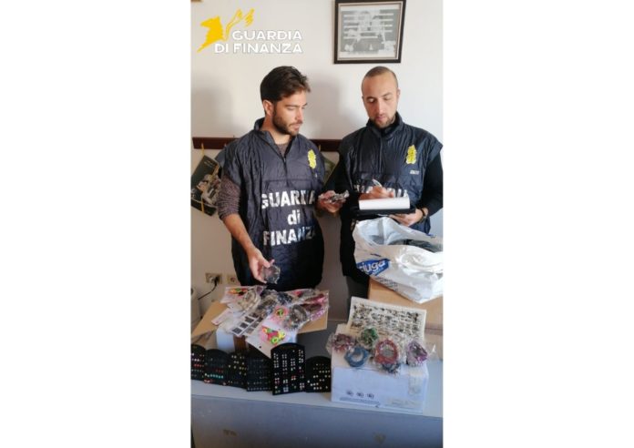La guardia di Finanza di Termoli sequestra 750 articoli di bigiotteria non sicuri