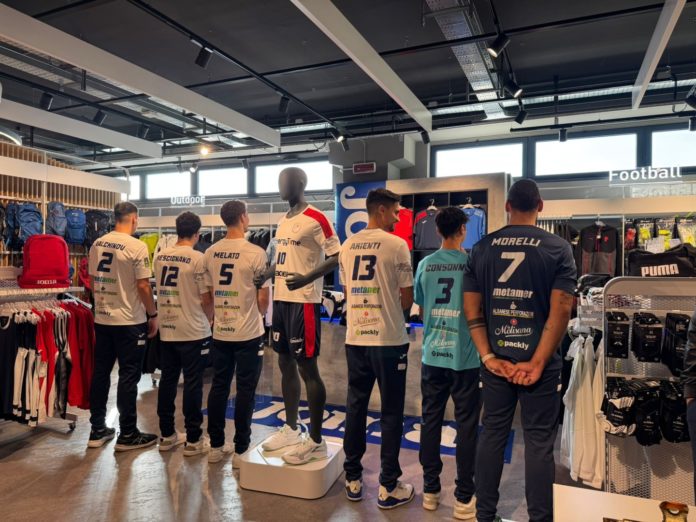 Volley, A3, EnergyTime Spike Devils, divisa presentata da Intersport. L’entusiasmo del club e dei giocatori rossoblù