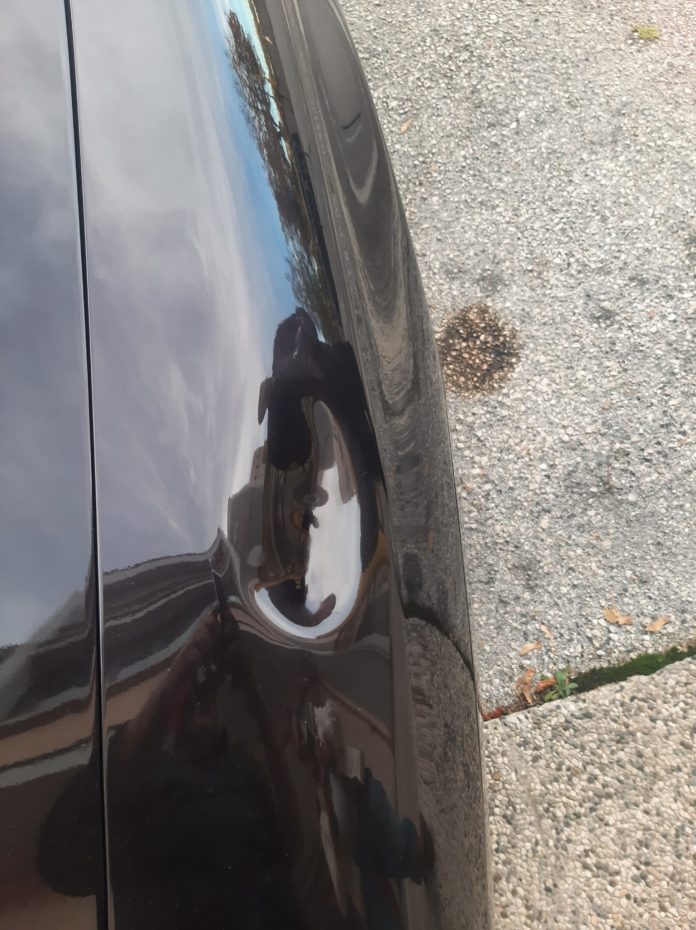 Pullman e auto colpiti da bottiglie sulla tangenziale, è caccia ai responsabili