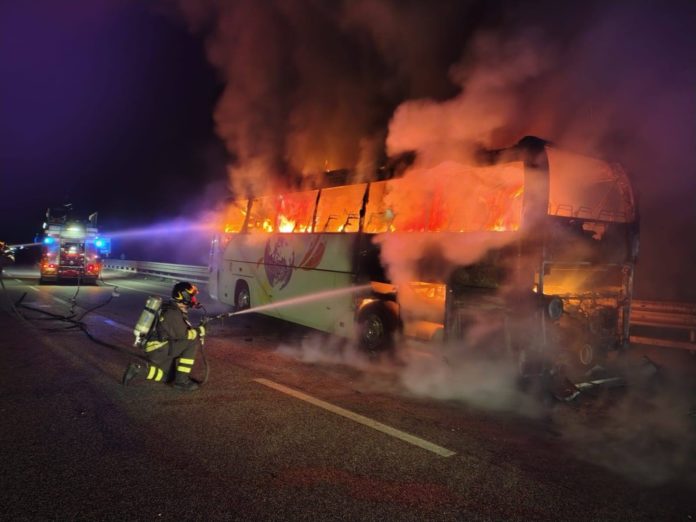 Si incendia l’autobus in viaggio tra Campobasso e Benevento, una decina di feriti