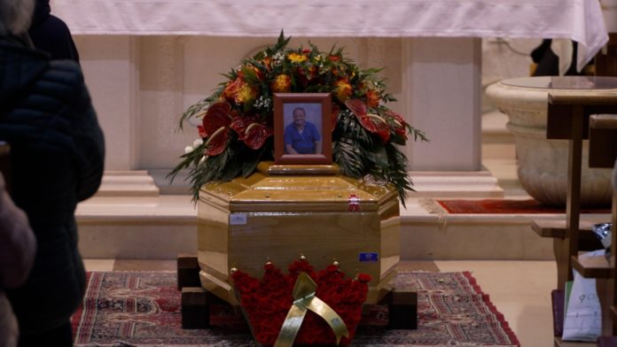 Fiori sulla ‘sua’ panchina, a San Leonardo l’ultimo saluto a Umberto Annuario