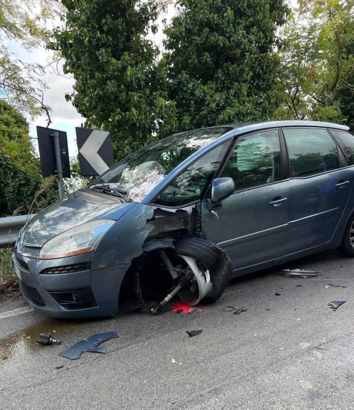 Guglionesi, scontro tra due auto: danni ingenti