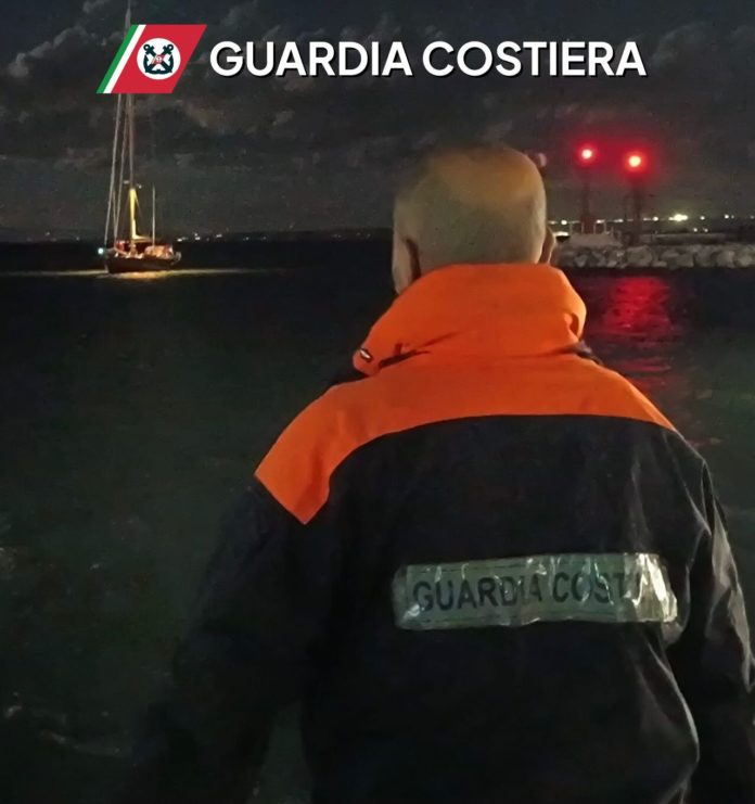 Termoli: Guardia Costiera ormeggia in sicurezza una barca a vela con 3 persone a bordo