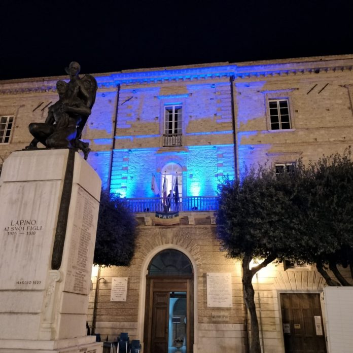 Larino: palazzo Ducale si illumina di blu turchese per la Giornale Internazionale della Dislessia