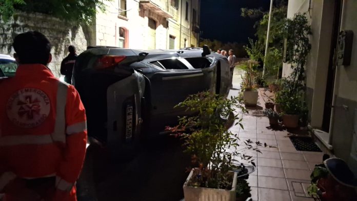 Auto si ribalta nel centro storico di Trivento con due anziani a bordo. Necessario l’intervento dei Vigili del fuoco