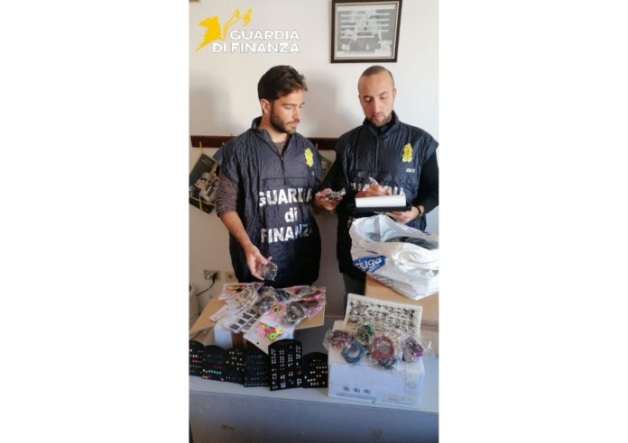 GdiF Campobasso: sequestrati 750 articoli di bigiotteria non sicuri per il consumatore