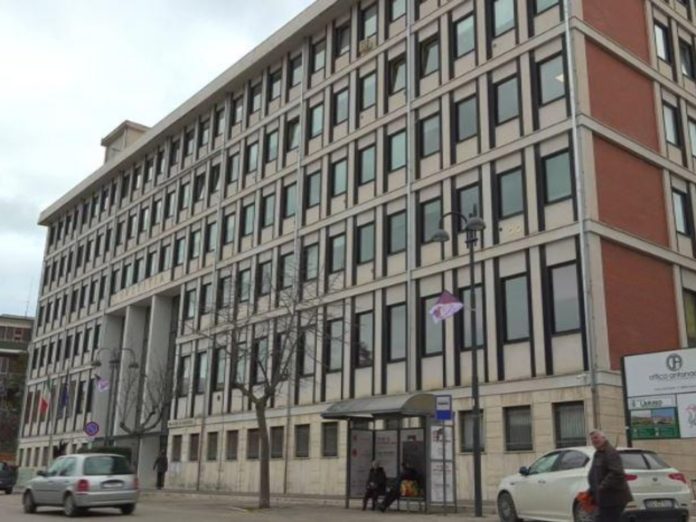 Trovato morto al supermercato, l’avvocato della compagna: “Accuse infondate, ricostruzioni prive di riscontri”