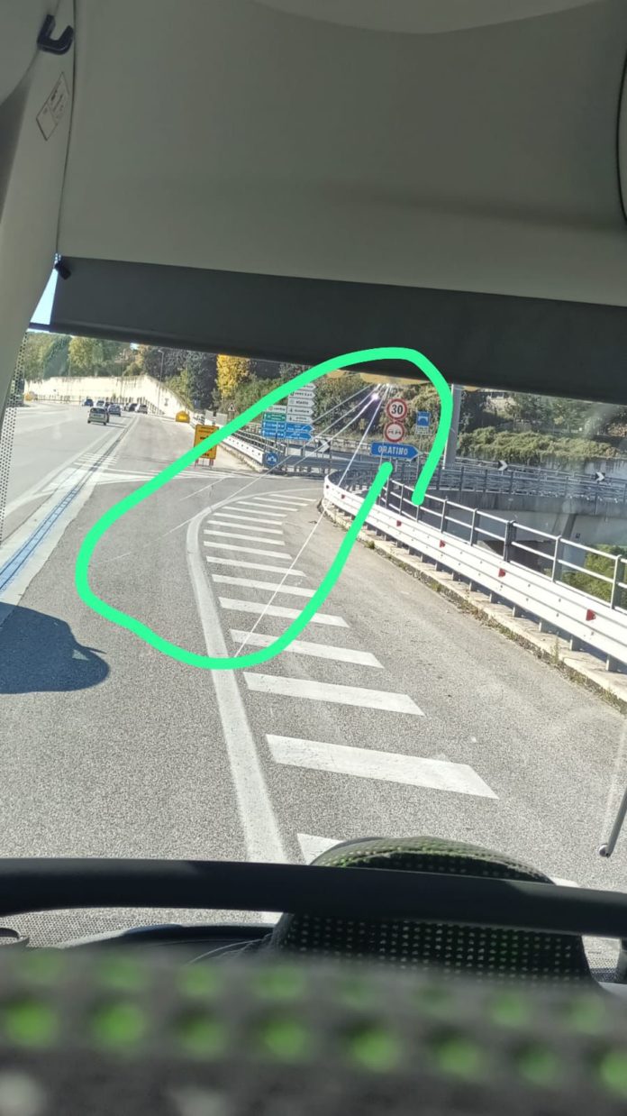 Sasso colpisce autobus alle porte di Campobasso, indagini in corso