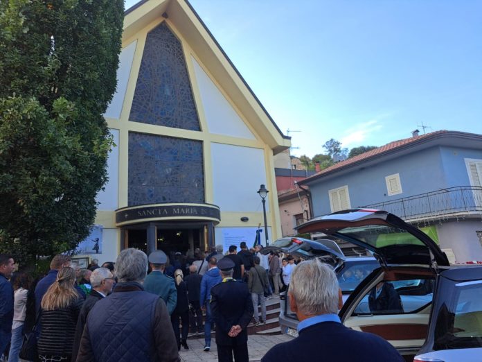 Le note di Ramazzotti e palloncini bianchi per l’ultimo saluto a Elisa e Cosimo, vittime della strage di Paupisi