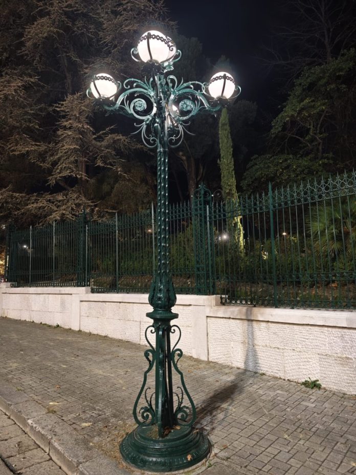 Campobasso, restaurati due lampioni storici all’ingresso di Villa De Capoa