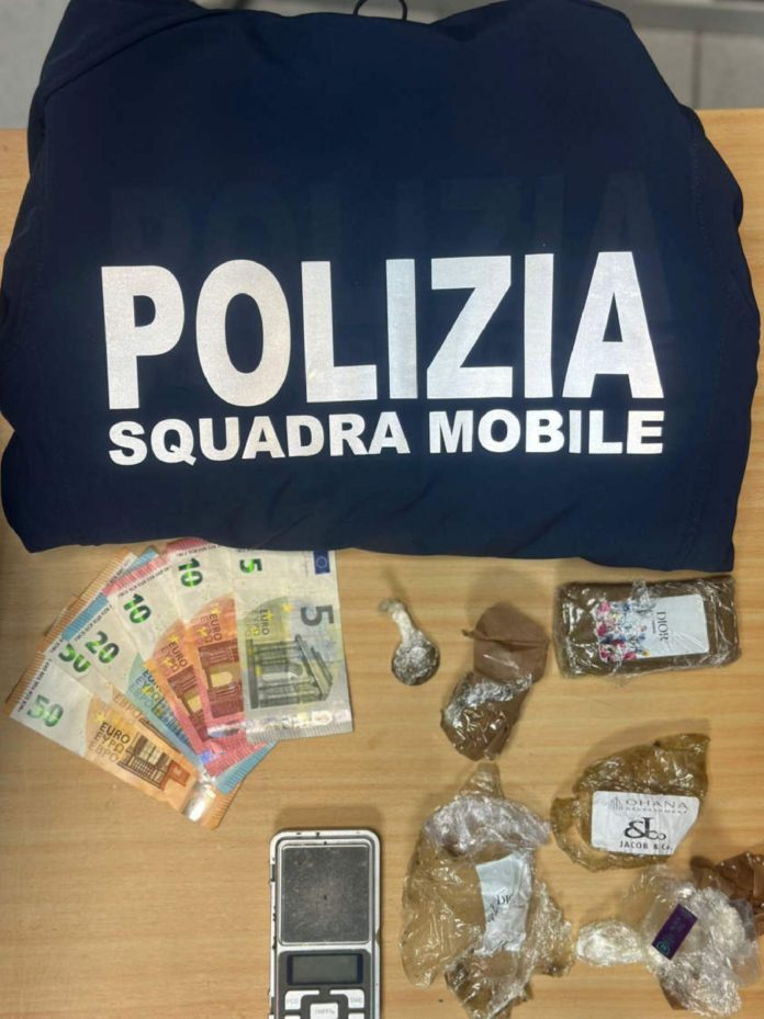 Isernia, corrieri della droga in monopattino elettrico: arrestato somalo
