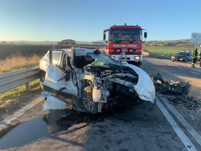 Scontro all’alba tra auto e trattore sulla Statale 87, tre feriti