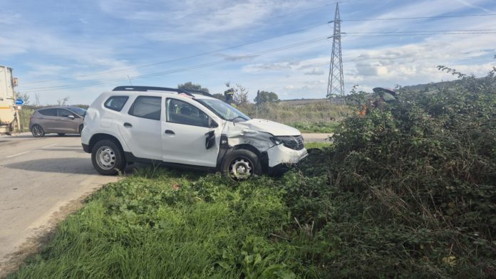Incidente sulla strada del Sinarca: auto fuori carreggiata, ferita una donna