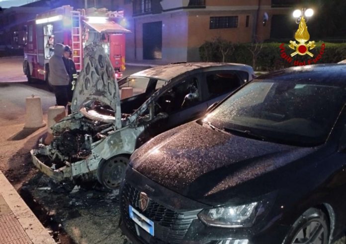 Incendio a Termoli all’alba: Vigili del Fuoco spengono due auto in Via Venezia