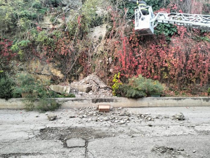 Caduta di massi a Guglionesi: intervento dei vigili del fuoco in via Iseo