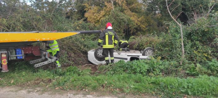Incidente sulla Fondovalle Sinarca: auto si ribalta. Conducente illesa
