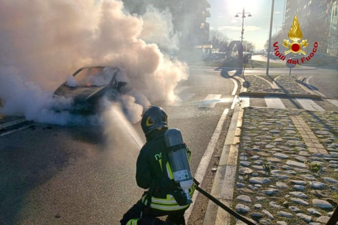 Incendio a Termoli, auto alimentata a benzina e GPL prende fuoco in città