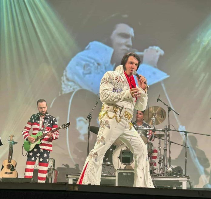 Joe Bavota il cantante sosia di Elvis in tour