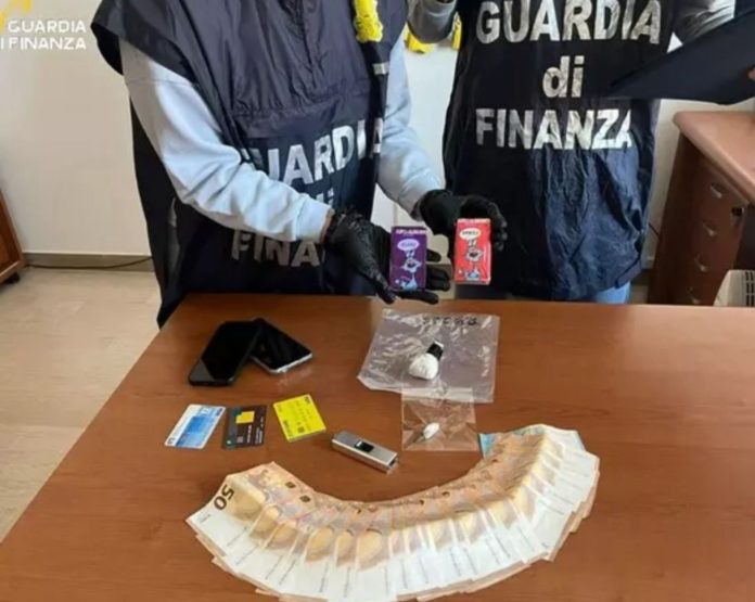 Droga nelle confezioni di Lupo Alberto, fermati padre e figlio