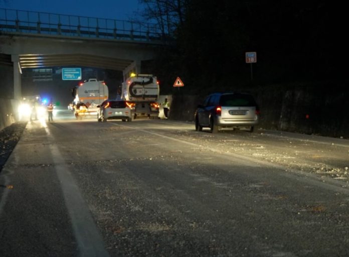 Mezzo pesante perde carico di terra sulla SS 87, disagi alla circolazione