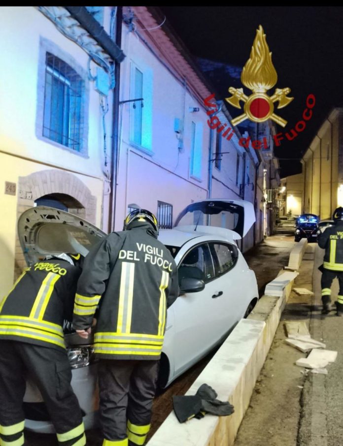 Auto si schianta contro tubi nella notte e causa fuga di gas