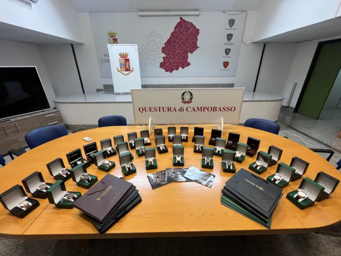Scoperta la truffa degli orologi: oggetti da 5 euro spacciati per pezzi di lusso
