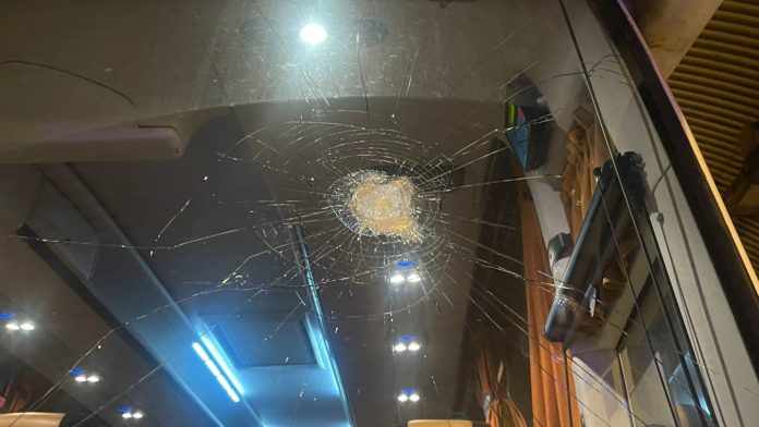 Bottiglia da cavalcavia colpisce bus a Campobsso, conducente ferito