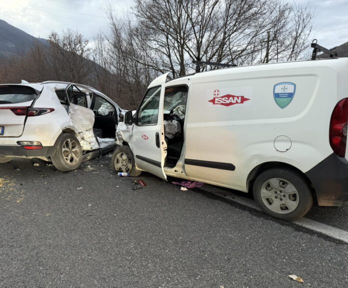 Scontro sulla Statale 17, sei feriti: due in codice rosso. 15enne al Cardarelli