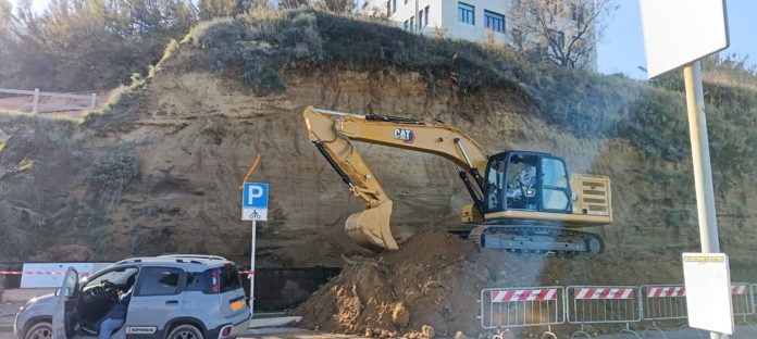 Termoli: masso cade dal costone, messa in sicurezza sul lungomare