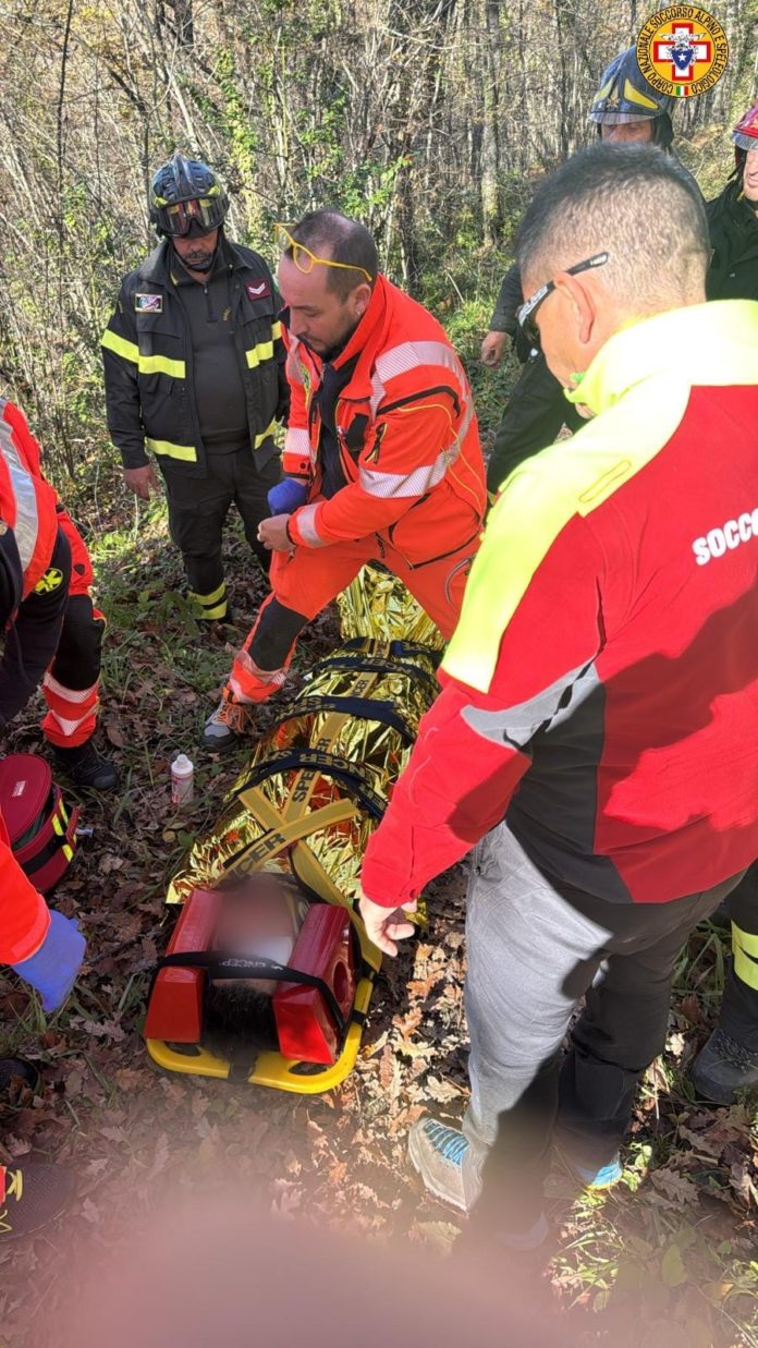 Cade mentre è in mountain bike, intervengono Soccorso Alpino e Vigili del Fuoco